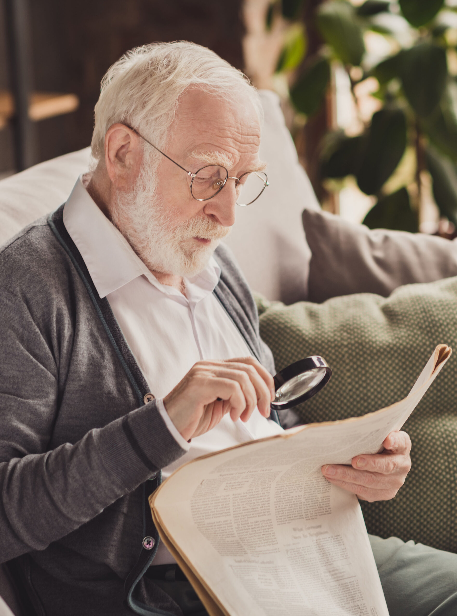 Photo,Of,Attentive,Old,Man,Dressed,White,Shirt,Spectacles,Sitting